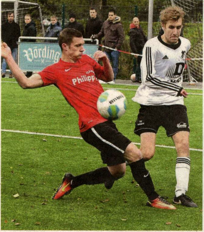 Selten nur konnten sich die Offensivleute durchsetzen, wie hier der Holtwicker Henning Barrenbrügge (rechts) gegen Timo Mevenkamp.