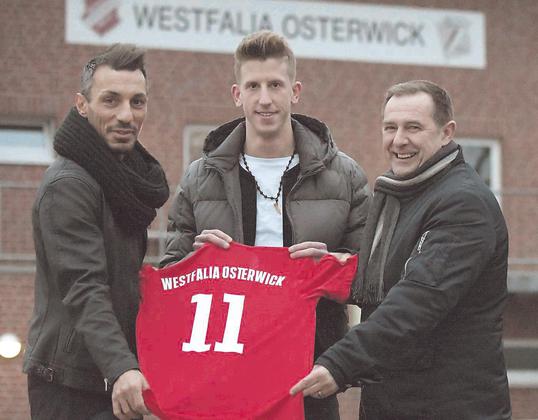 Spielt im Sommer in Rot: Engin Yavuzaslan, Florian Richters und Udo Mester, Teammanager Seniorenfußballabteilung. Foto: Ulrich Hörnemann