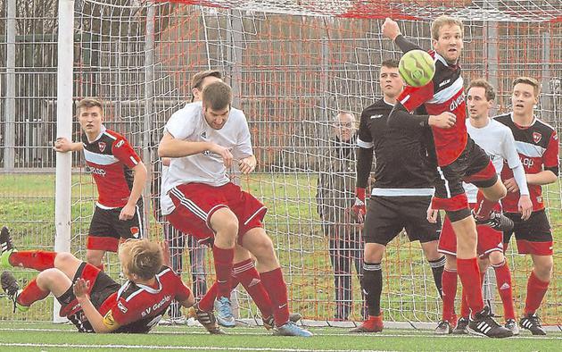 Dicke Luft im Gescheraner Strafraum: „Hubi“ Roling köpft den Ball aus der Gefahrenzone. Benny Raabe duckt sich weg. „Matze“ Efsing, Kapitän des SVG, hat sich lang gelegt. Foto: Ulrich Hörnemann