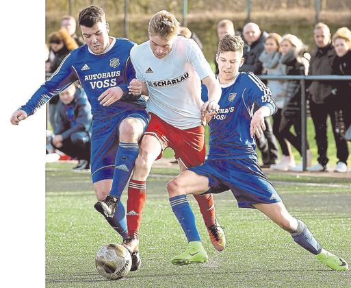 In der Zange: Jan Kröger (Mitte), gestern Torschütze der Westfalia, wird von Felix Gövert (links) und Simon Albers gestoppt. Foto: Frank Wittenberg