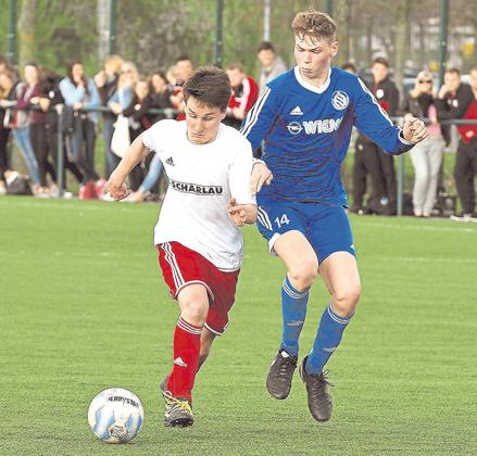 Nur selten setzten sich die Kontrahenten entscheidend durch – hier rangeln Lars Knipper (links) und Lukas Zumbülte um den Ball. Foto: Frank Wittenberg