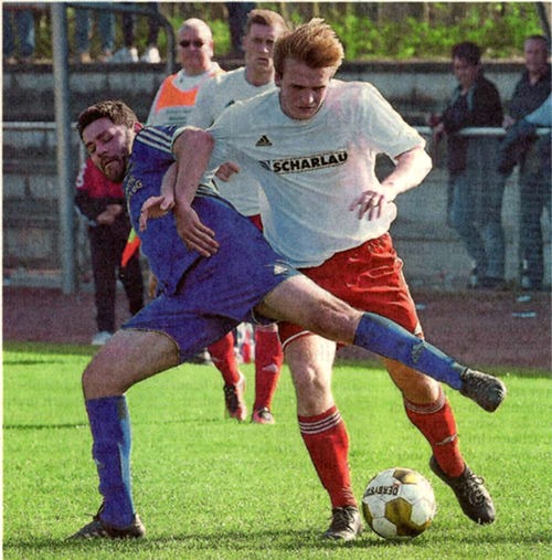 Torschützen unter sich: Westfalia-Youngster Luis Lammers (rechts) setzt sich gegen den Doppelpacker Omar Mustapha durch. Fotos: fw