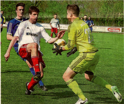 Knapp gescheitert an Adler-Torwart Fabian Püth ist Daniel Richter in dieser Szene — später überwand er den Schlussmann per Kopf.