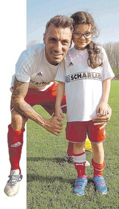 Ein starkes Duo: Westfalia-Spielertrainer Engin Yavuzaslan und seine Tochter Tanem. Foto: Frank Wittenberg