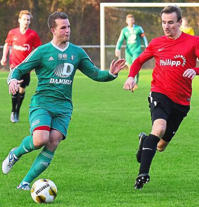 Zwei Hauptdarsteller im Zweikampf: SG-Torjäger Lucas Jacobs (links) und Westfalia-Kapitän Tobias Paschert. Foto: az