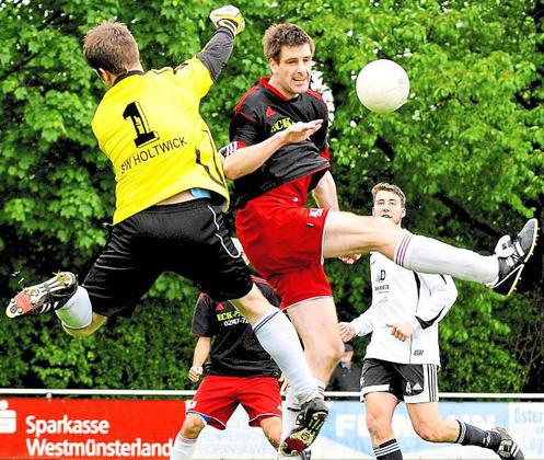 Derby-Fieber in der Gemeinde Rosendahl: Daniel Richter (2. von links) und die Osterwicker freuen sich auf SW Holtwick. Foto: az