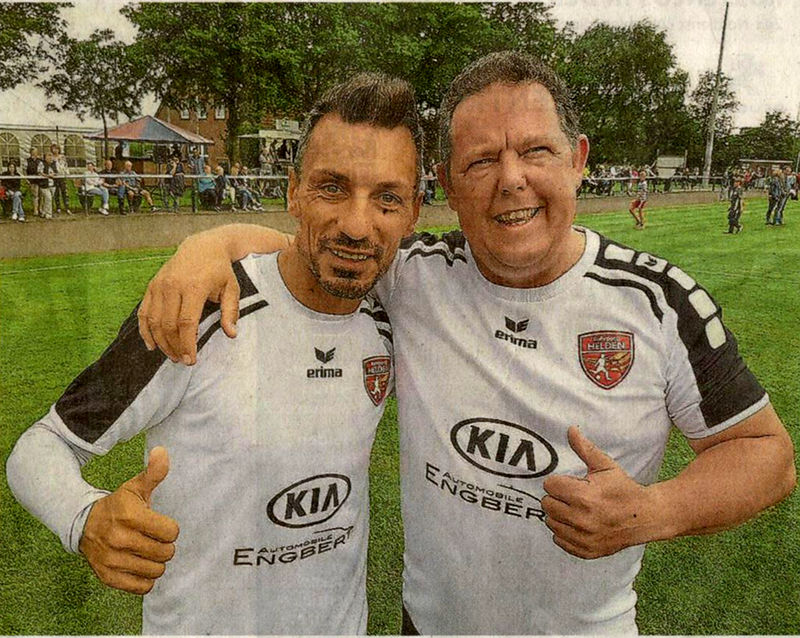 Ein starkes Duo: Westfalia-Spielertrainer Engin Yavuzaslan (links) und Torsten „Toto" Heim, eine Hälfte des früheren Kult-Cop-Duos „Toto und Harry", liefen gemeinsam für die „Ruhrpotthelden" in Emden auf.