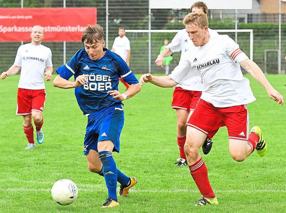 Heute gibt es ein Wiedersehen: Aleksandar Temelkov (links), Sturmspitze beim LandesligistenDJK Coesfeld-VBRS, und Johannes Sicking (rechts) vom A-Ligisten Westfalia Osterwick. Foto: Frank Wittenberg