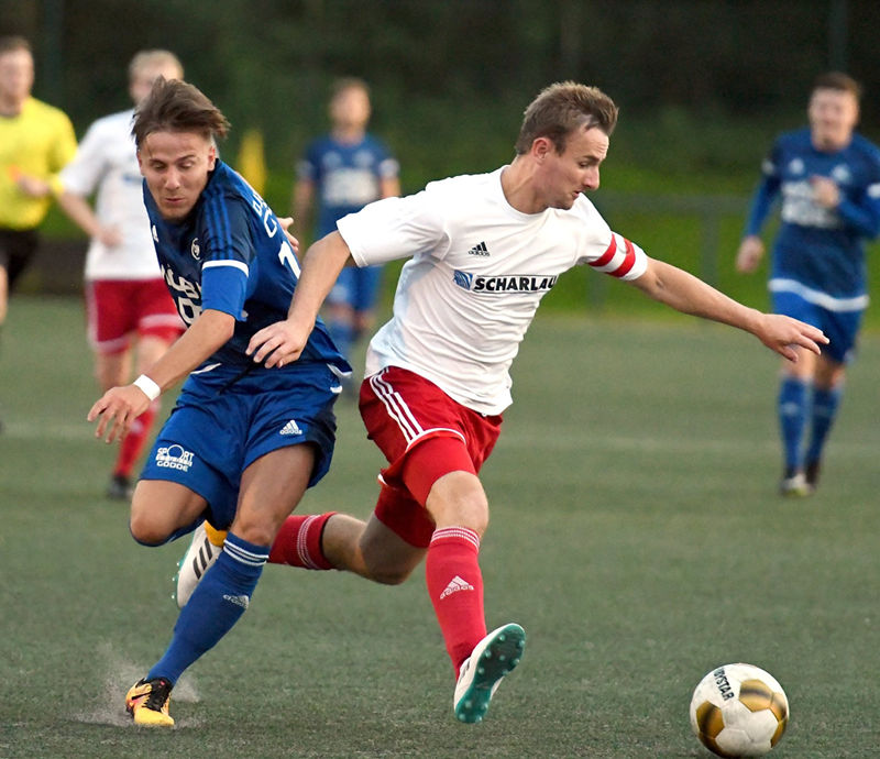 Kein Durchkommen: Gegen die gallige Westfalia-Defensive um Kapitän Tobias Paschert (rechts) fanden Aleksander Temelkov und die DJK-VBRS kaum eine Lücke. Foto: Frank Wittenberg