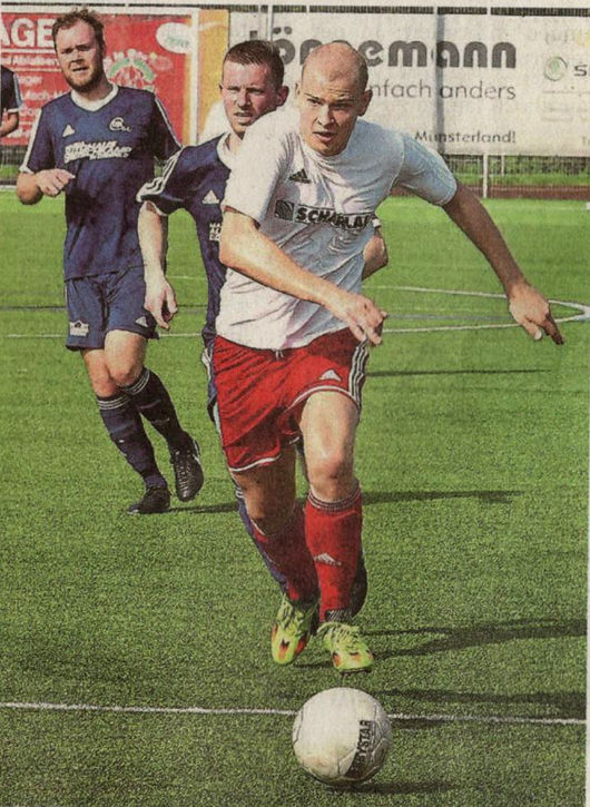 Auf und davon: Bartlomiej Kijas entwischt seinen Bewachern der DJK-VBRS II.	Foto: Frank Wittenberg