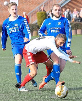 Autsch! Der Darfelder Sven Bednarz (links) tritt dem Osterwicker Spielertrainer Engin Yavuzaslan (Mitte) ohne Absicht auf den Knöchel. Für ihn war das Derby frühzeitig vorbei. Foto: Frank Wittenberg