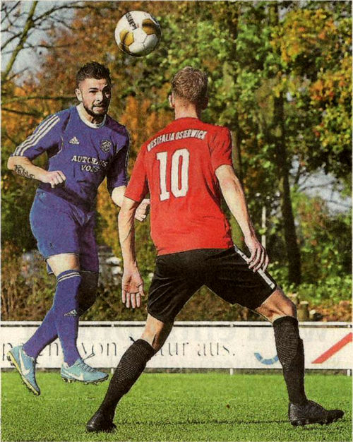 Abgehoben: Gjemajl Perzhollaj (links) ist einen Tick schneller am Ball als Florian Richters, der Zehner aus Osterwick.