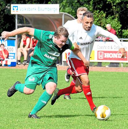 Bis zum Saisonende will sich Engin Yavuzaslan (rechts), hier im Duell mit SG-Kapitän Philipp Jacobs, für Westfalia Osterwick zerreißen – dann sucht der 36-Jährige nach drei Jahren bei dem A-Ligisten eine neue Herausforderung. Foto: Frank Wittenberg