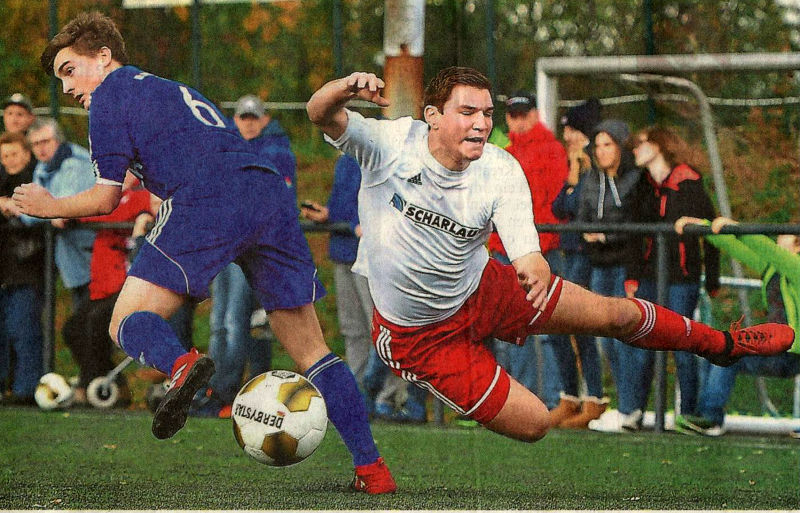 Lang gemacht: Ulrich Wirtz (rechts), der Neuner aus Osterwick, fliegt nach einem Duell mit Lars Beckmann über die Grasnarbe.