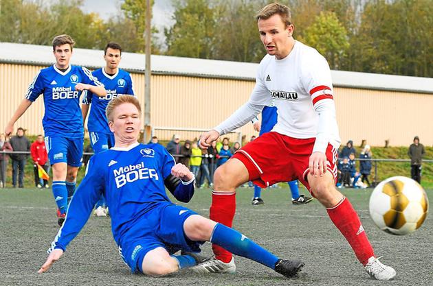 Duell der Kapitäne: Jonas Böller (Vorwärts Lette, links) spitzelt Tobias Paschert (Westfalia Osterwick, rechts) den Ball vom Fuß. Foto: az