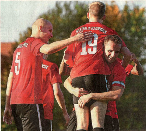 Hoch die Tassen: Tobias Paschert (rechts) freut sich über die jungen Kräfte, die den Osterwicker Kader bevölkern. Leon Eggemann (Mitte) und Bartlomiej Kijas (links) scharren mit den Hufen.