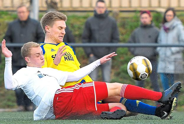 Zweikampf über der Grasnarbe: Nils Borgert (vorn) und der gebürtige Coesfelder Romario Wiesweg balgen sich um die Kugel. Fotos: Ulrich Hörnemann Foto: az