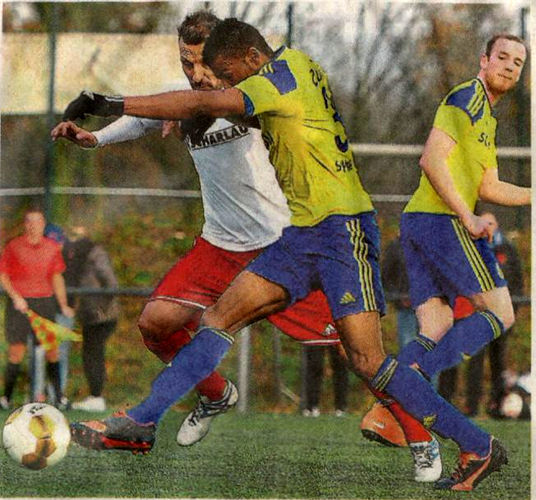 Beinhartes Duell: Engin Yavuszaslan (verdeckt) attackiert den wieselflinken Vredener Angreifer José Paul Zuniga Morillo. 