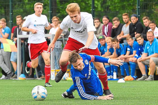 Eine klare Kiste war das Hinspiel: Max Zumbülte (unten) lagen nur in er stürmischen Startphase kurz am Boden. Dann rappelten sie sich schnell wieder auf, während Luis Lammers (oben) und seine Osterwicker Mitspieler am Ende mit einem 0:4 vom Feld schlichen. Foto: Ulrich Hörnemann