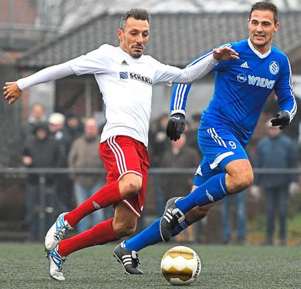 Zwei Kämpfertypen: Engin Yavuzaslan (links), Spielertrainer aus Osterwick, und Philipp Daldrup, Angreifer aus Billerbeck, liefern sich heiße Zweikämpfe. Ihre Wege kreuzen sich immer wieder. Fotos: Ulrich Hörnemann Foto: az