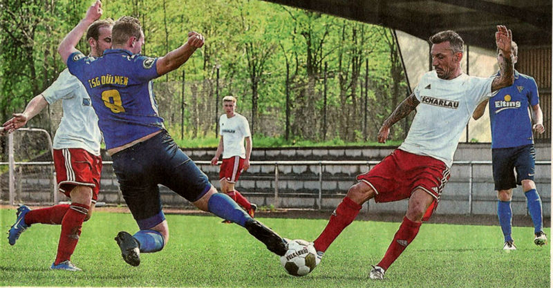 Pressschlag: Engin Yavuzaslan (rechts), Spielertrainer des A-Kreisligisten Westfalia Osterwick, kämpft mit dem Dülmener Lukas Denning (links) um die Kugel. Fotos: Ulrich Hörnemann