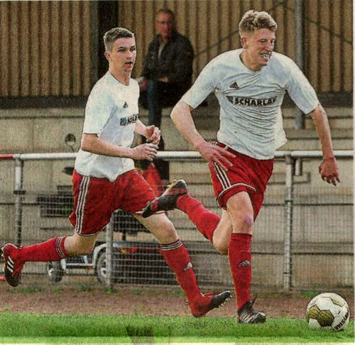 Auf geht's: Florian Richters (r.), assitiert von Hannes Grams, gibt Gas.