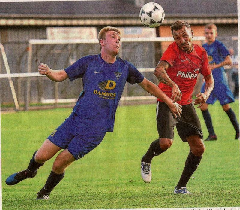 Den Durchblick behielt Engin Yavuzaslan (rechts) nicht nur in dieser Szene. Mit der Westfalia holte er gestern Abend ein achtbares 2:2-Remis gegen TSG Dülmen. Foto: Frank Wittenberg