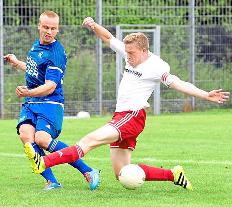 Seine liebe Mühe hatte Johannes Sicking (rechts) mit DJK/VBRS-Stürmer Marius Borgert – in der ersten Halbzeit fand die Westfalia defensiv nur selten ein Mittel. Foto: Frank Wittenberg