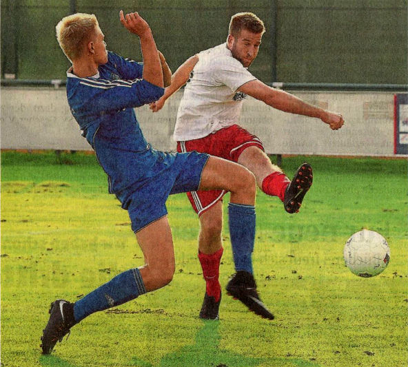 Selten nur kamen die beiden Ortsrivalen zu klaren Torchancen — hier probiert es Westfalia-Stürmer Benny Raabe (rechts) gegen Steffen Lausemann. Foto: Frank Wittenberg