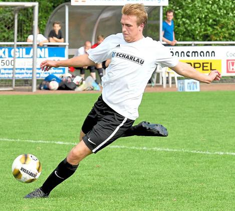 Luis Lammers nimmt Maß: Mit einem Kracher unter die Latte besorgte der 19-Jährige im Pokalspiel gegen Eintracht Ahaus den 3:1-Endstand und verdiente sich ein Ü-Ei. Fotos: fw
