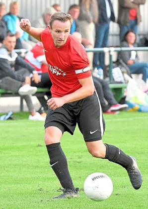 Der Kapitän geht voran: Tobias Paschert organisiert die Defensive der Osterwicker. Foto: az