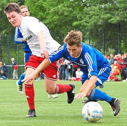 Autsch: Lars Knipper (links) bringt den Billerbecker Niklas Kuhlage zu Fall. Klare Sache: Strafstoß. Foto: az