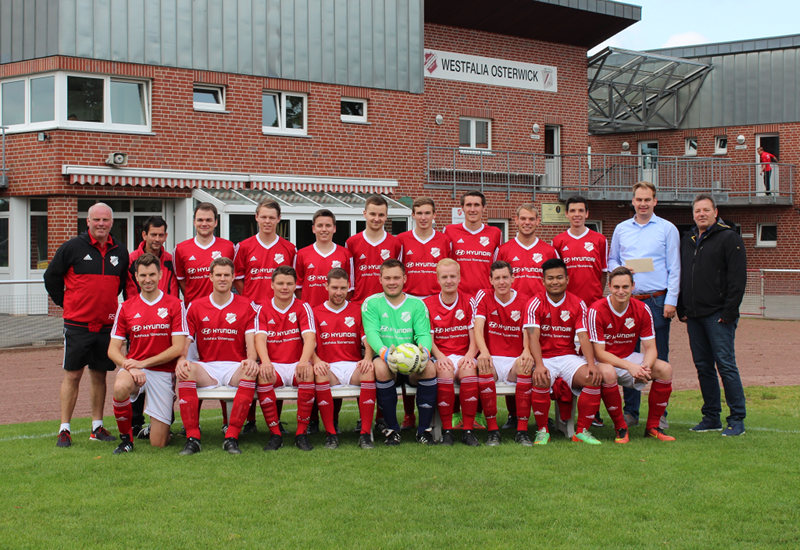 Oben von links: Trainer Richard Schüer, Betreuer Frank Blaschke, Alex Thesing, Alexander Hülsken, Lukas Werschmöller, Jonas Boll, Andre Scheipers, Florian Tembrockhaus, Ralf Borgert, Sven Thiäner, Hyundai Verkaufsberater Dennis van Deenen, Jürgen Boll ( Sponsoring Vorstand); unten von links: Daniel Steiner, Benjamin Steiner, Kevin Leipelt, Jens Averkamp, Philipp Kröger,Yannik Lammers, Tobias Wiggers, Pichit Phandet, Sebastian Brambrink. Es fehlen: Lukas Schönnbeck, Jens Roesmann, Lennart Feldmann, Patrick Eggemann, Andre Weßling und Mike Graute.
