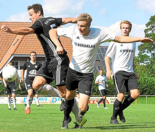 Endstation: Oliver Abel (links) klärt rigoros vor dem Osterwicker Jan Kröger (2. von links). Foto: az