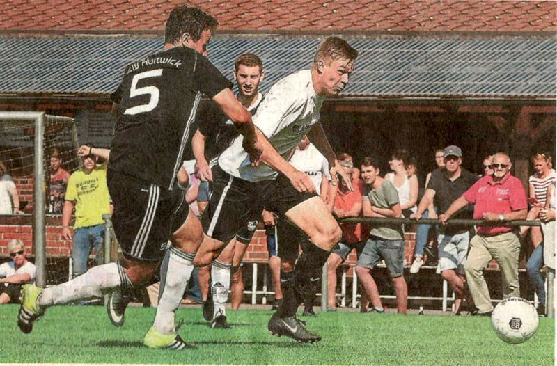 Laufduell 1: Oliver Abel (links), Innenverteidiger aus Holtwick, attackiert Jan Kröger (rechts).