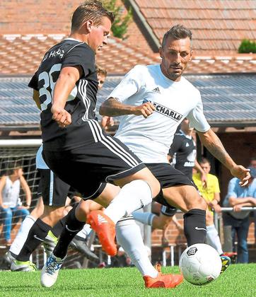 Im vierten Punktspiel soll endlich der erste Sieg verwirklicht werden: Engin Yavuzaslan (rechts), hier im Zweikampf mit dem Holtwicker Andreas Schulenkorf, hofft auf einen Dreier. Foto: az