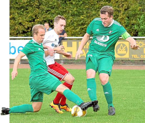 Kein Durchkommen in dieser Szene: Tobias Lanfers (Mitte), der das Tor des Tages vorbereitete, wird von den SG'lern Jan-Frederik Tendiek (links) und Philipp Jacobs gestoppt. Foto: Frank Wittenberg