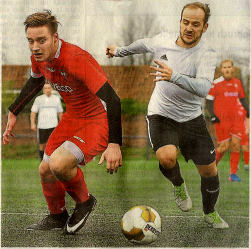 Der Duracell-Hase: Pausenlos trommelt Mario Worms (rechts) über den Rasen. Marco Ostendarp (links), Defensivmann aus Gescher, kann dem Neu-Osterwicker kaum folgen. Foto: Ulrich Hörnemann