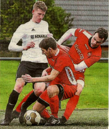 Gedrubbel (v. links): Florian Richters und die Gescheraner Robin Nolte und Julian Hessing