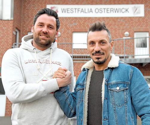 Geballte Erfahrung für die Westfalia: Torwart Dennis Grüger (links) hilft sehr zur Freude von Engin Yavuzaslan bis zum Saisonende in Osterwick aus. Foto: Frank Wittenberg