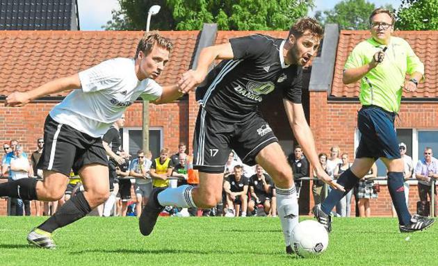 Heißes Duell: „Jojo“ Dönnebrink (vorn) und Niklas Wessling. Foto: az
