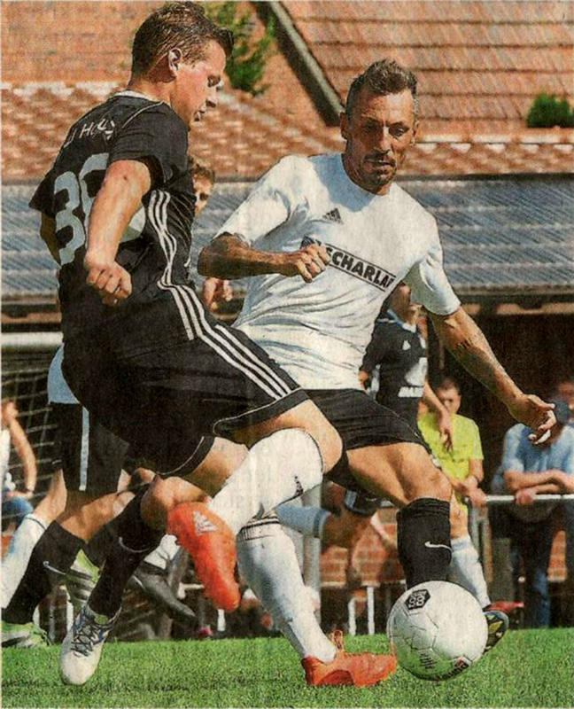 Spielt er? Ja oder Nein? Engin Yavuzaslan (rechts), hier im Hinspiel gegen Andreas Schulenkorf, hat noch Knieprobleme. Foto: uh