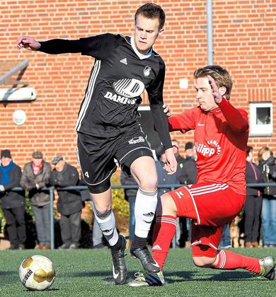 Her mit dem Ball: Maurice Thentie (Holtwick, links) und Niklas Weßeling (Osterwick, rechts). Foto: az