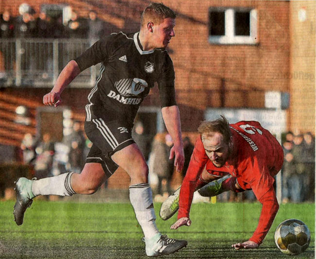 Flugeinlage : Andreas Schulenkorf (links) hat den Ball, Mario Worms, der Neuzugang von Westfalia Osterwick, knall zu Boden.