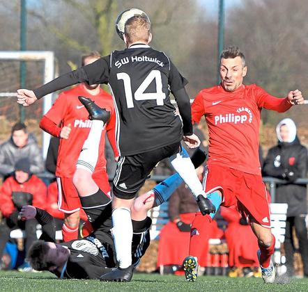 Das Knie macht nicht mit: Engin Yavuzaslan (rechts) kämpfte, zog die Strippen, musste aber kurz vor der Pause passen. Nun droht eine erneute Zwangspause. Fotos: Ulrich Hörnemann Foto: az