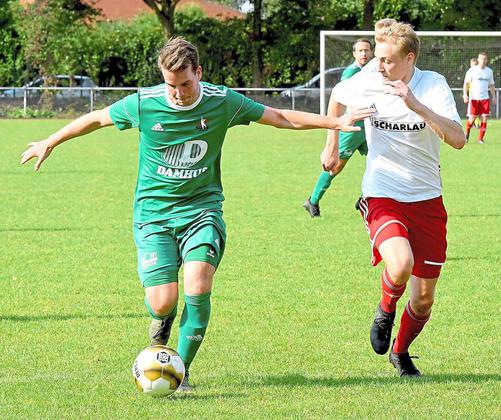 Einen schweren Stand hatten Lucas Jacobs (links) und die SG 06 im Hinspiel – im September setzte sich Westfalia Osterwick mit Nils Borgert (rechts) mit 1:0 durch. Foto: Frank Wittenberg