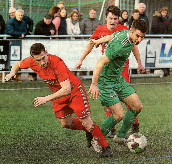 Zu selten setzte sich die SG 06 entscheidend durch, so wie hier Tim Croner (rechts) gegen die Osterwicker Timo Mevenkamp (links) und Lars Knipper.