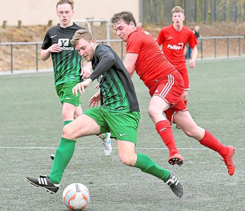 Vergeblich angerannt: Pasacl Leipelt (rechts), der von Mark Köster ausgebremst wird, verlor mit Westfalia Osterwick das Spitzenspiel gegen den SuS Olfen. Foto: Frank Wittenberg