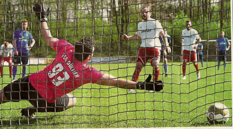 Der Schlusspunkt seines Hattricks: Eiskalt verwandelt Mario Worms den Strafstoß zum 4:0-Pausenstand. Machtlos war Keeper Robin Drees.