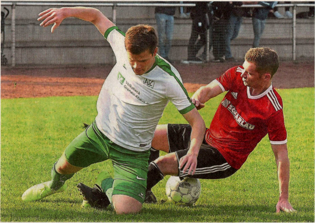 Ups! Timo Mevenkamp (rechts), der Filigrantechniker aus Osterwick, hat sich ausnahmsweise fast auf den Ball gesetzt. Foto: Frank Wittenberg